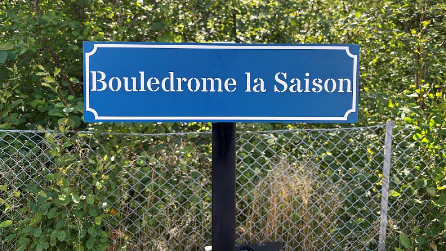 Skylt på brf Årstidens boulebana döpt till Bouledrome la Saison
